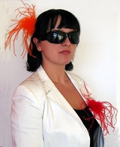 Przypinka z piór różne kolory 1 szt